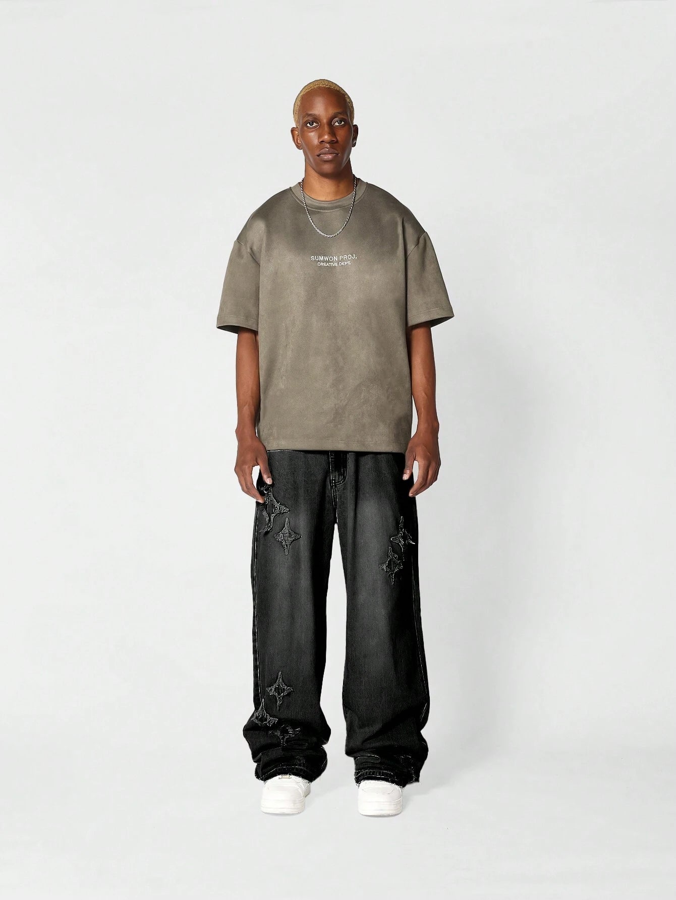 Calça Denim Solto com Aplicação Stars
